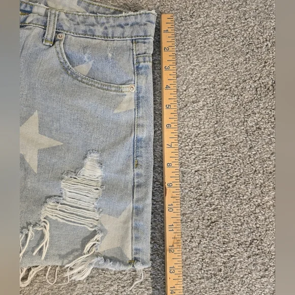 Blue Buttercup Star Print Distressed Light Denim Women's Size Large Shorts - Picture 7 of 8